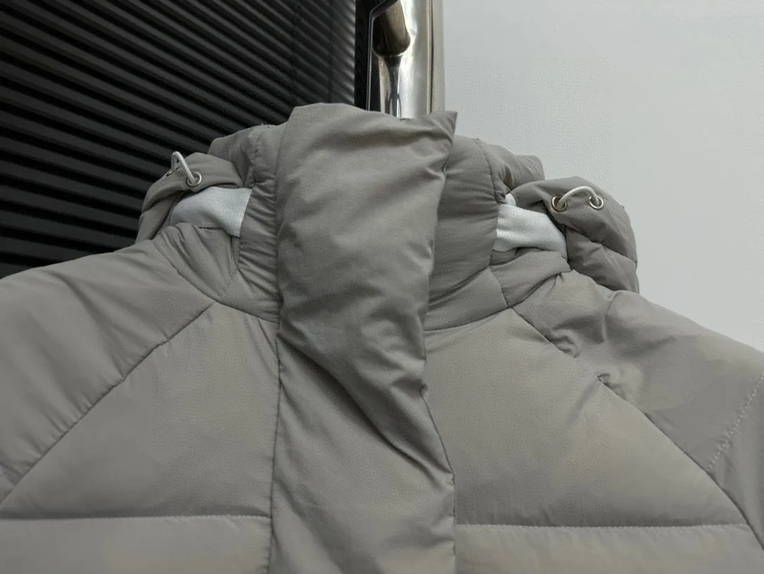 P780 【𝗖𝗔𝗡𝗔𝗗𝗔 𝗚𝗢𝗢𝗦𝗘】Capsule Series Macaron White Label Fabric: Made of soft EnduraLuxe fabric imported from DuPont, CORDURA, USA, which enhances the durability of easy-to-wear parts, is lightweight and durable; the liner is made of 400T anti-velvet gallbladder, which is comfortable, soft and non-velvet. : Equipped with a detachable hood, which can be adjusted in two directions, and is also filled with down, which brings greater softness and wrapping around the head and neck, and is full of warmth. This parka features white trim on the back and sides, and the hardware locks are all original and custom-made to match the muted fabric color. Goose label: The official website’s new series of silicone material labels, non-embroidery labels. Length: Fit hip-length. Size: XS-L
